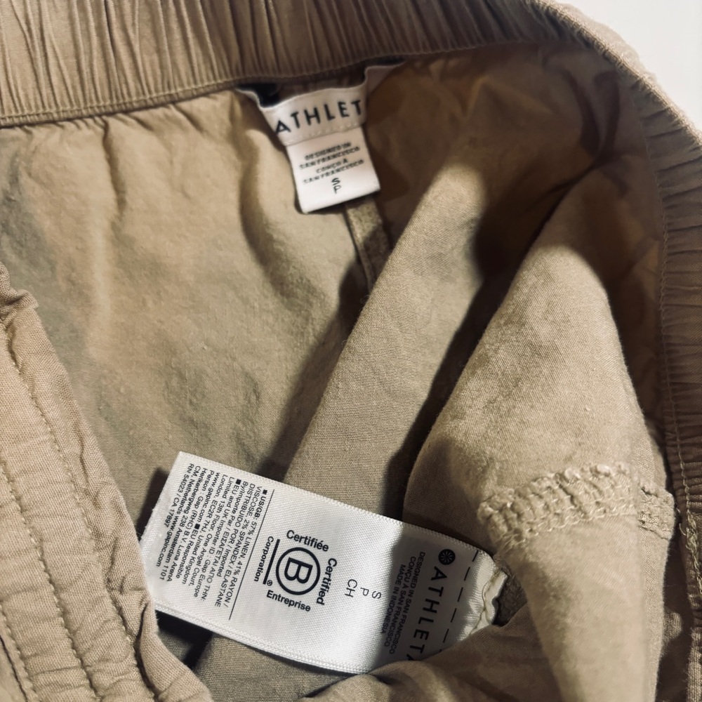 Athleta Paradise MidRise Cargo Pant Size S
Athleisure Travelcore Gorpcore - Picture 5 of 6